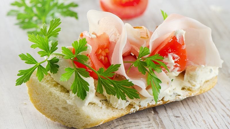 Tartine con prosciutto cotto e crema alle erbe_16_9